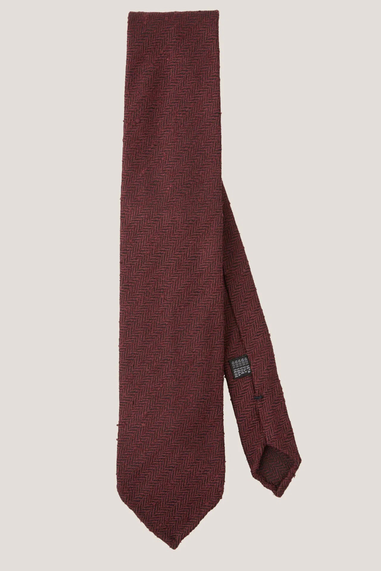 Cravate en soie shantung à chevrons bordeaux