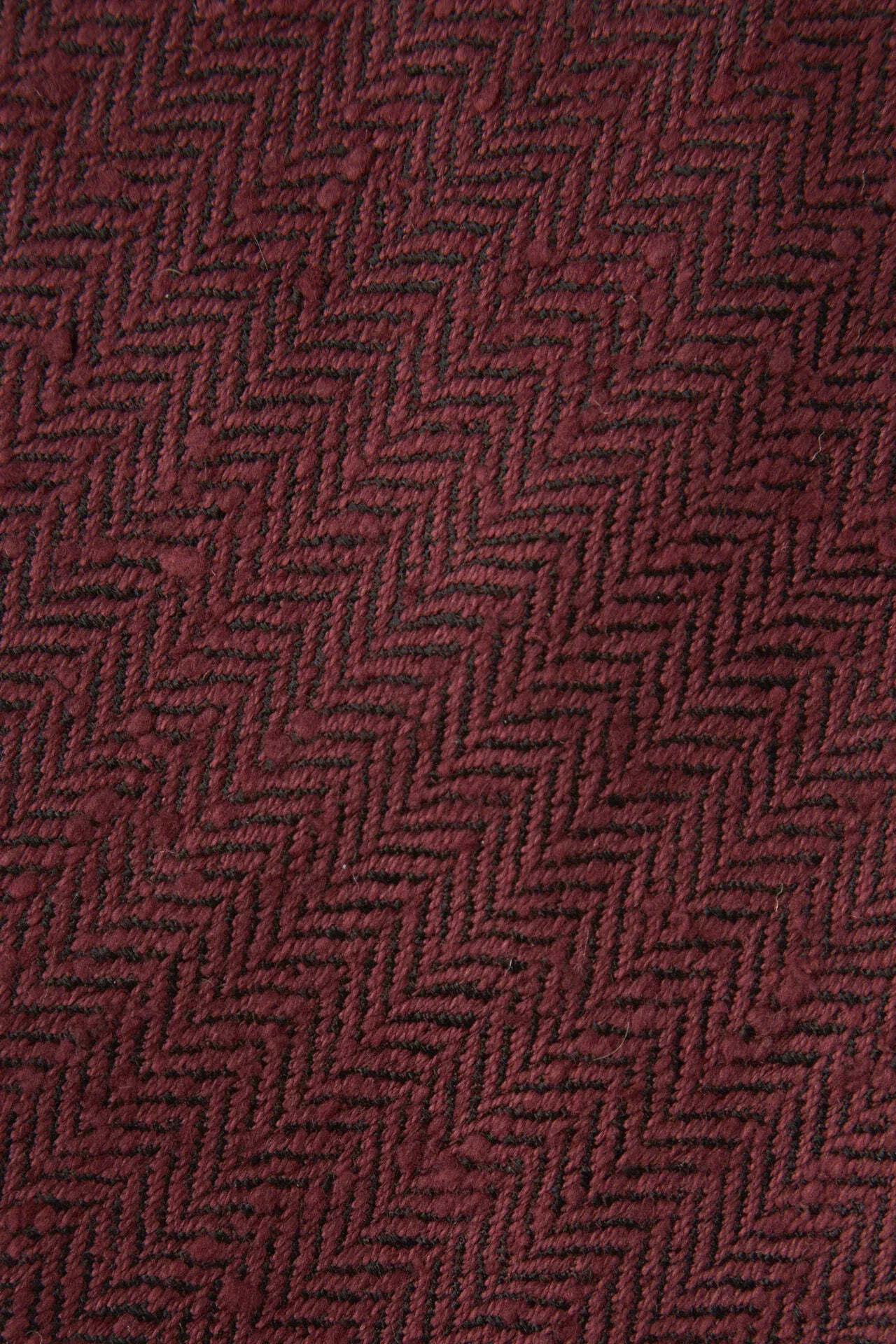 Cravate en soie shantung à chevrons bordeaux