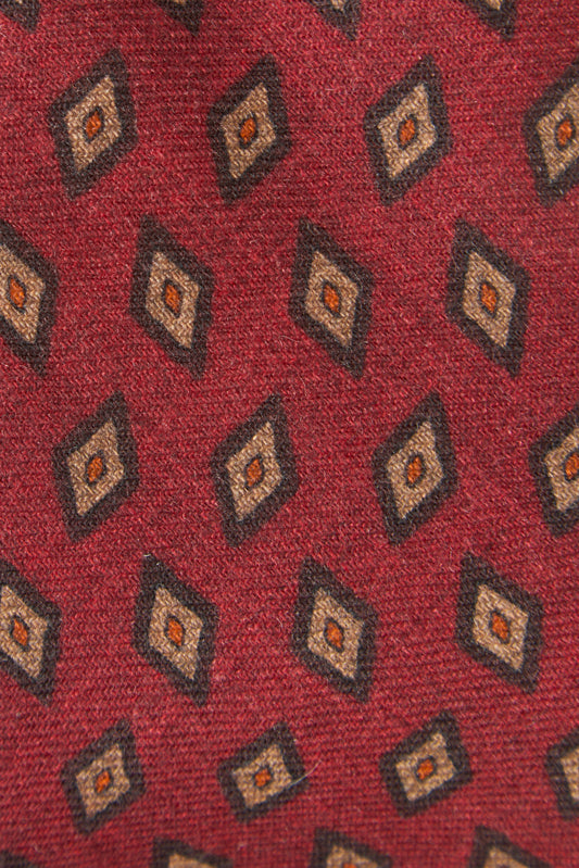 Czerwony krawat we wzór geometryczny z wełny