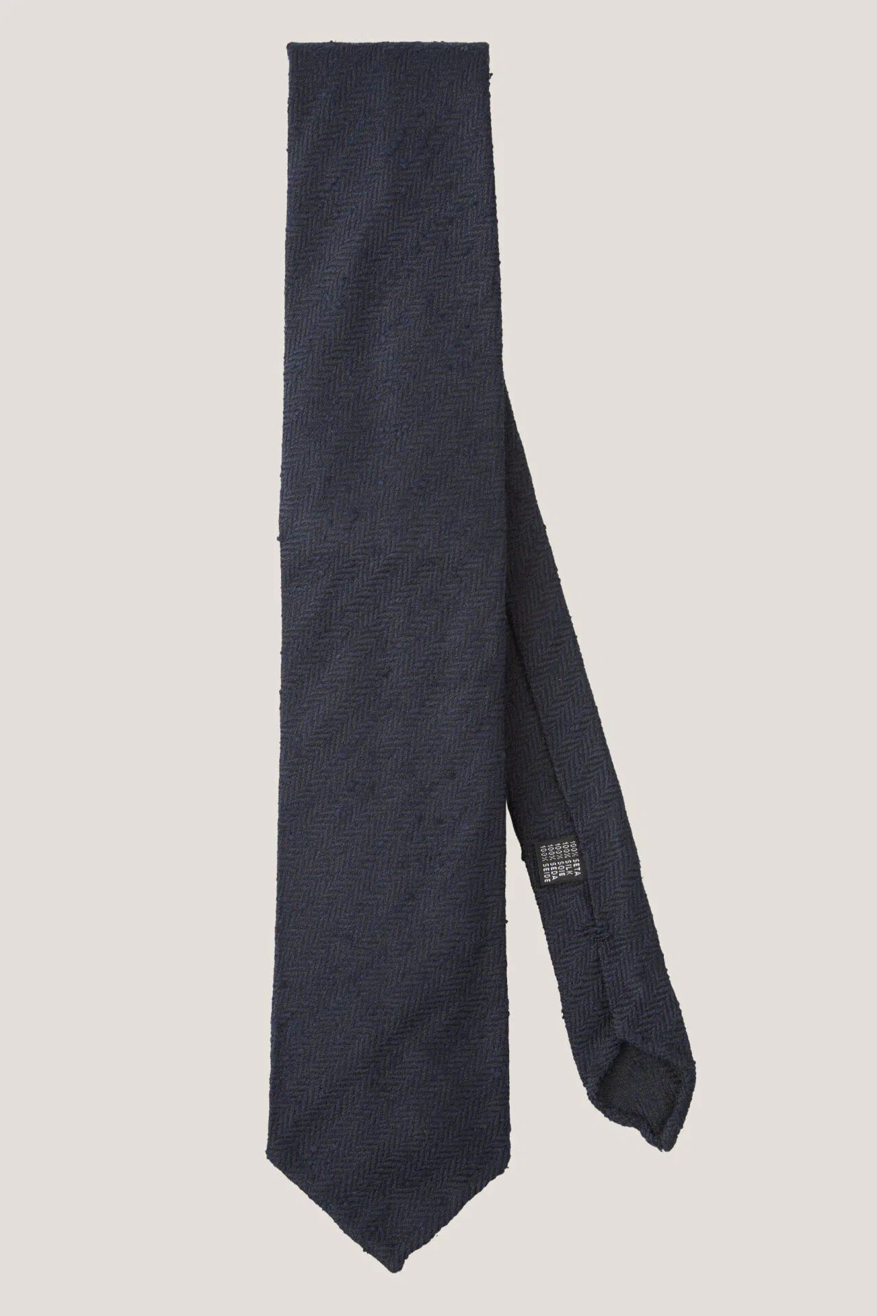 Cravate en soie shantung bleu marine à chevrons