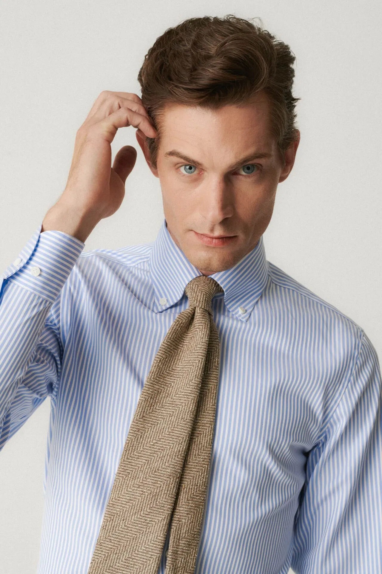 Błękitna koszula w prążek z kołnierzem button down