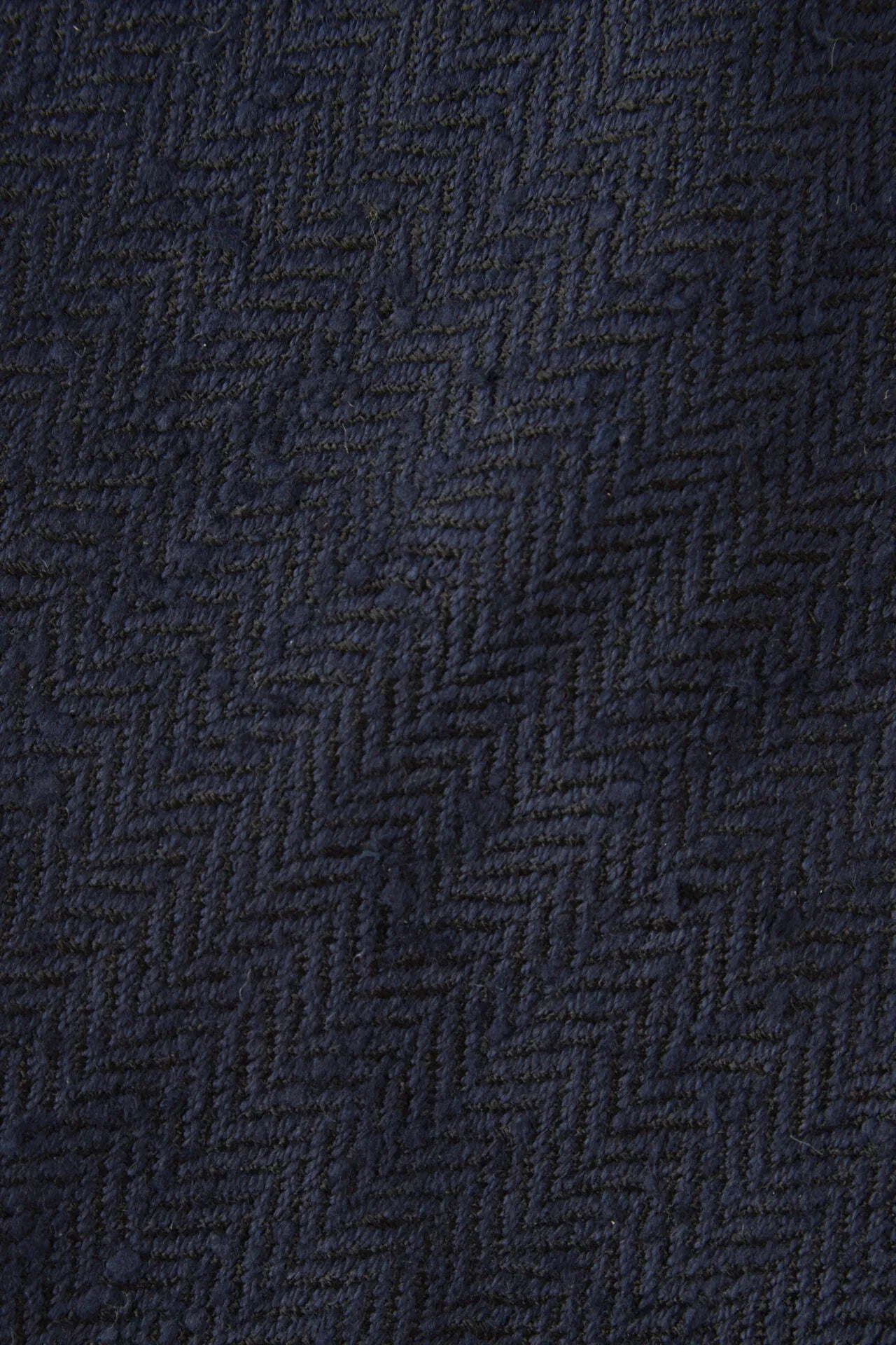 Cravate en soie shantung bleu marine à chevrons