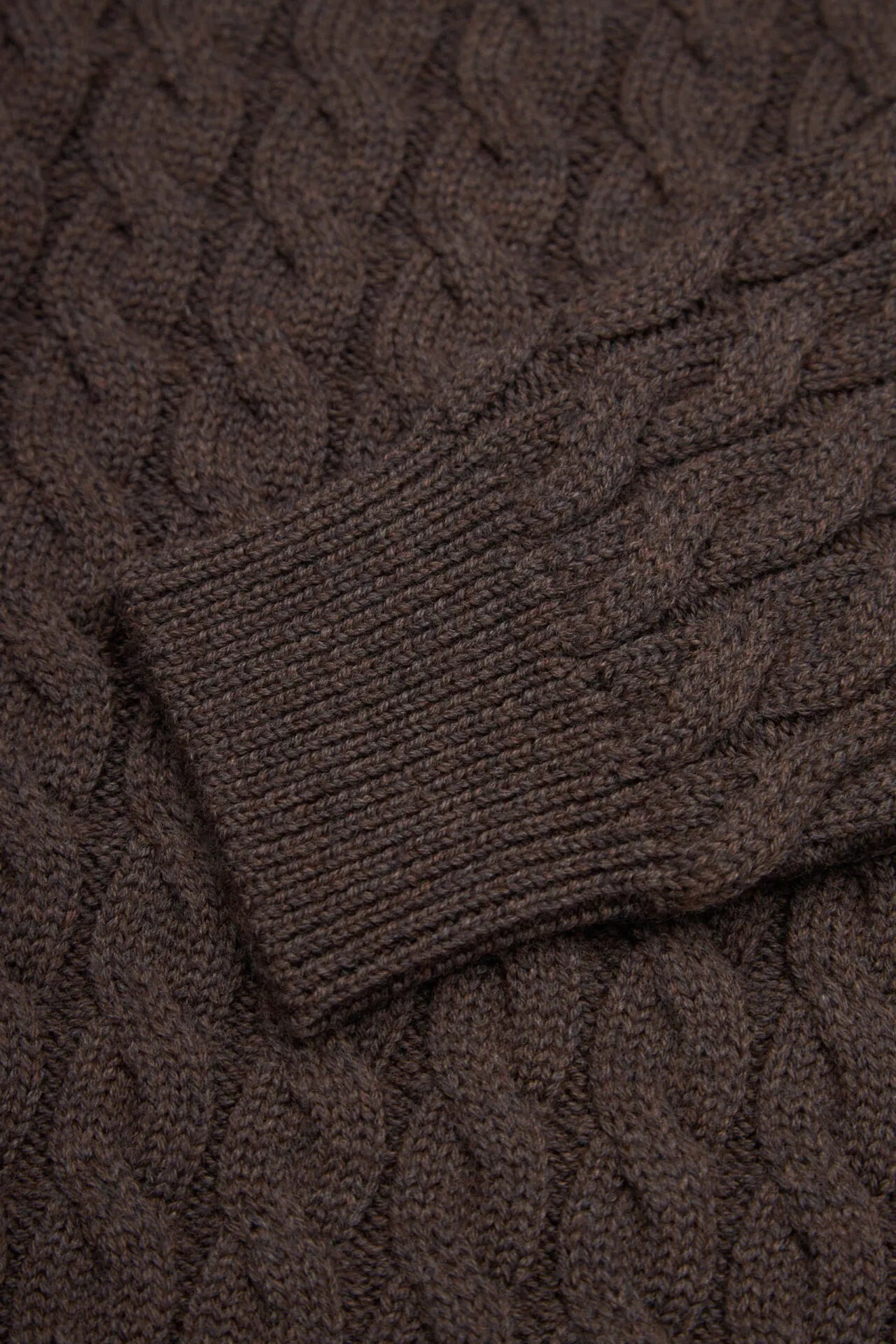 Col roulé en maille torsadée marron