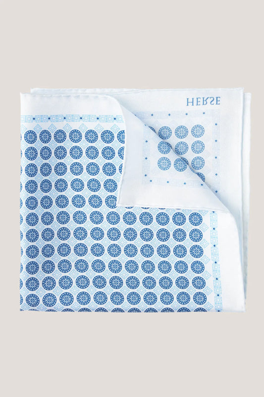 Biała poszetka w klasyczny wzór