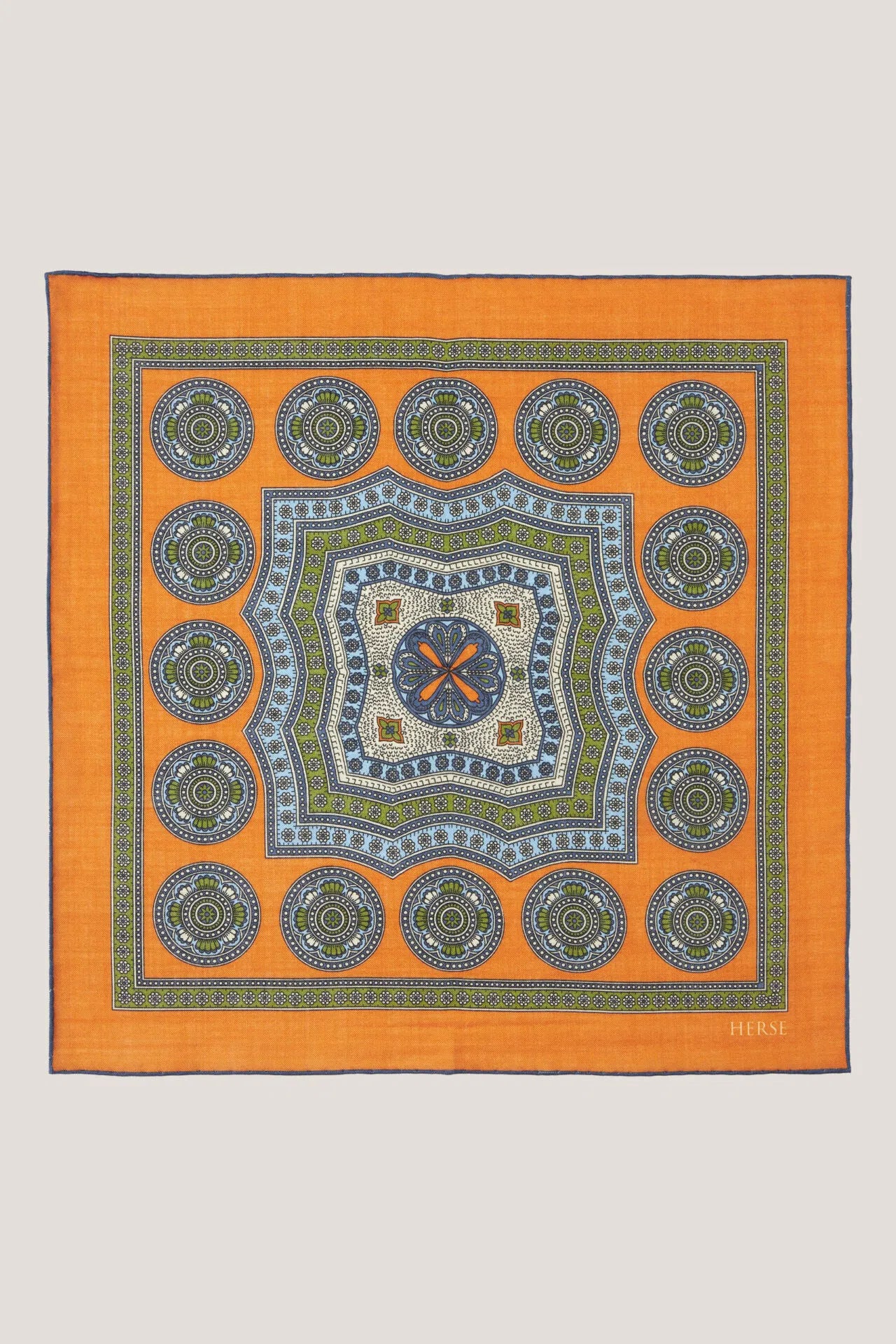 Pochette en laine et soie à médaillons