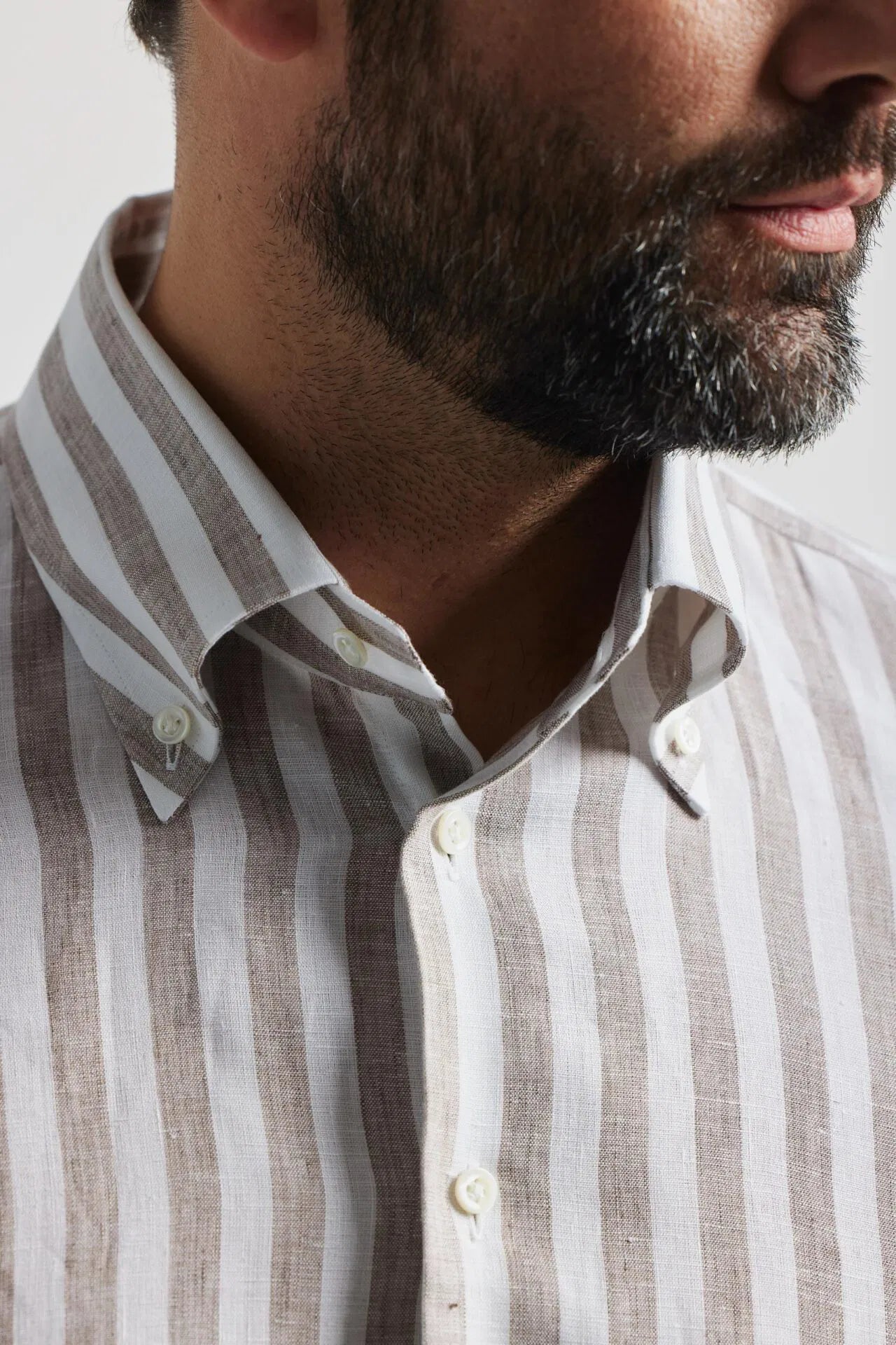 Chemise boutonnée en lin marron à rayures