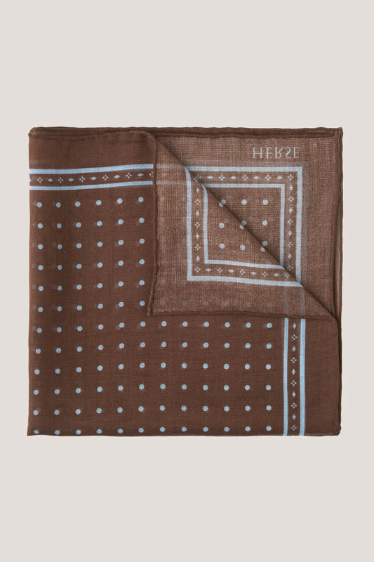 Brązowa poszetka w błękitne kropki