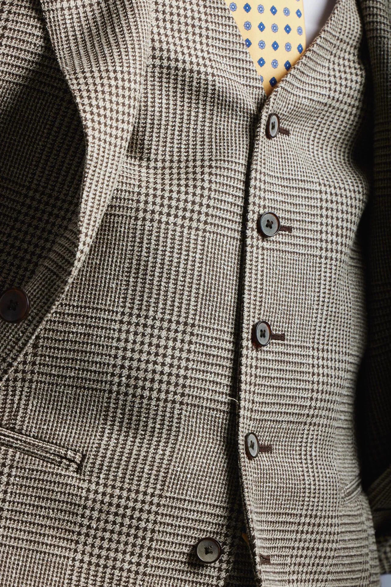 Costume trois pièces à carreaux beige et marron par PoW