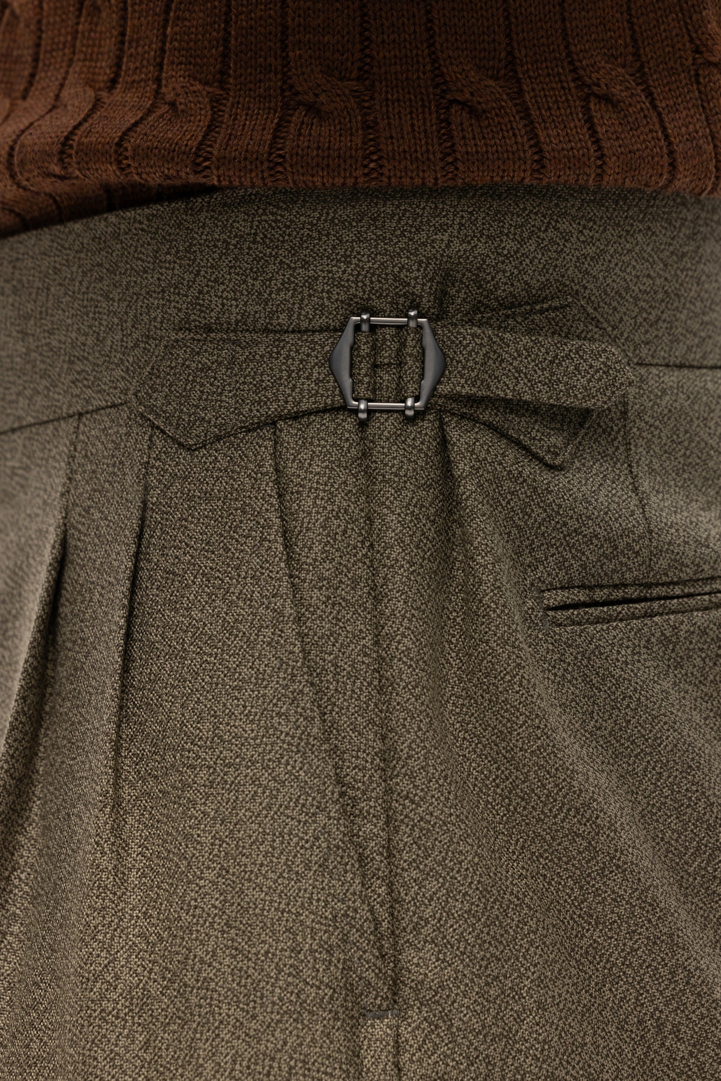 Jasnozielone spodnie wełniane z dwiema zakładkami