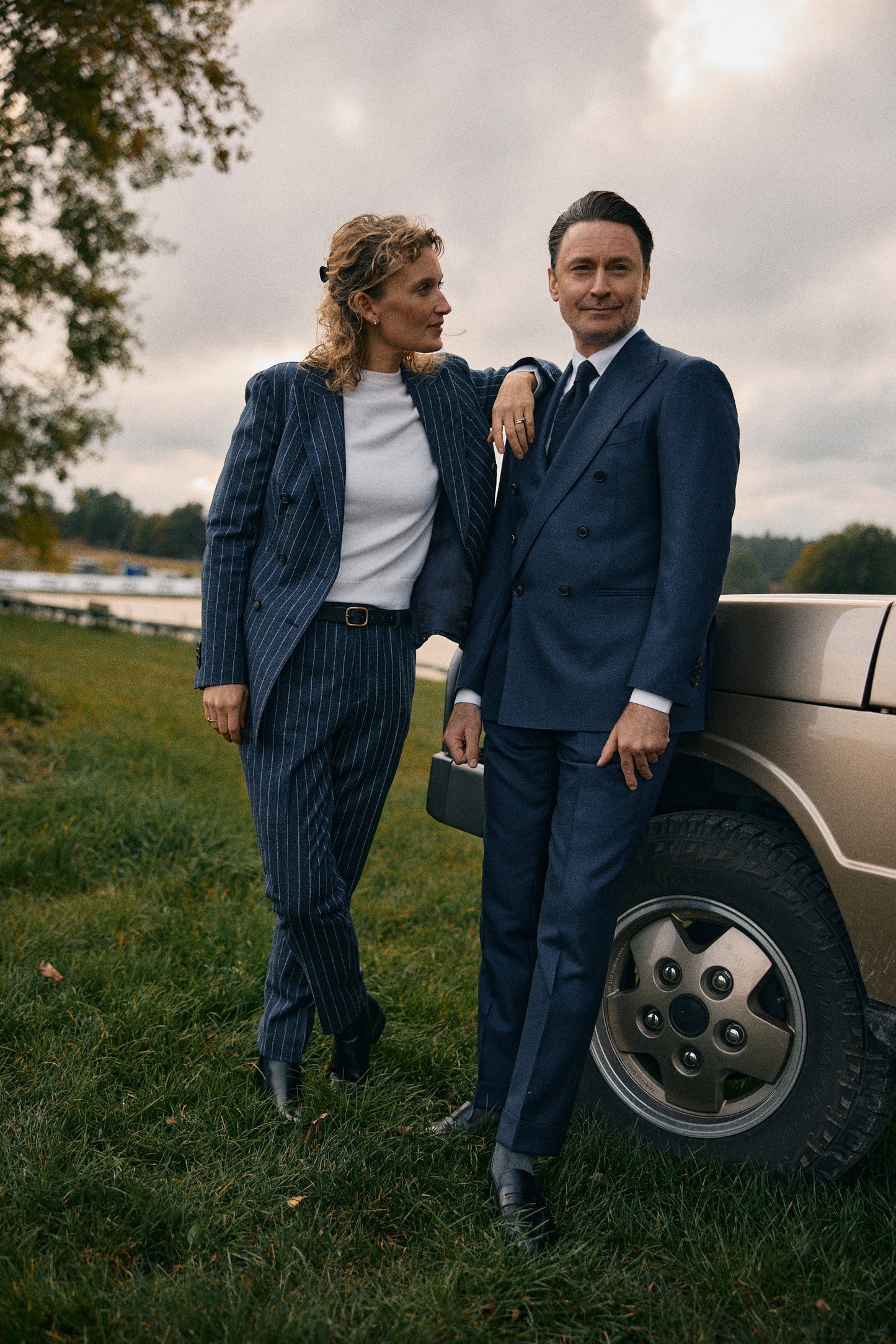 Jasnogranatowy garnitur dwurzędowy z wełny