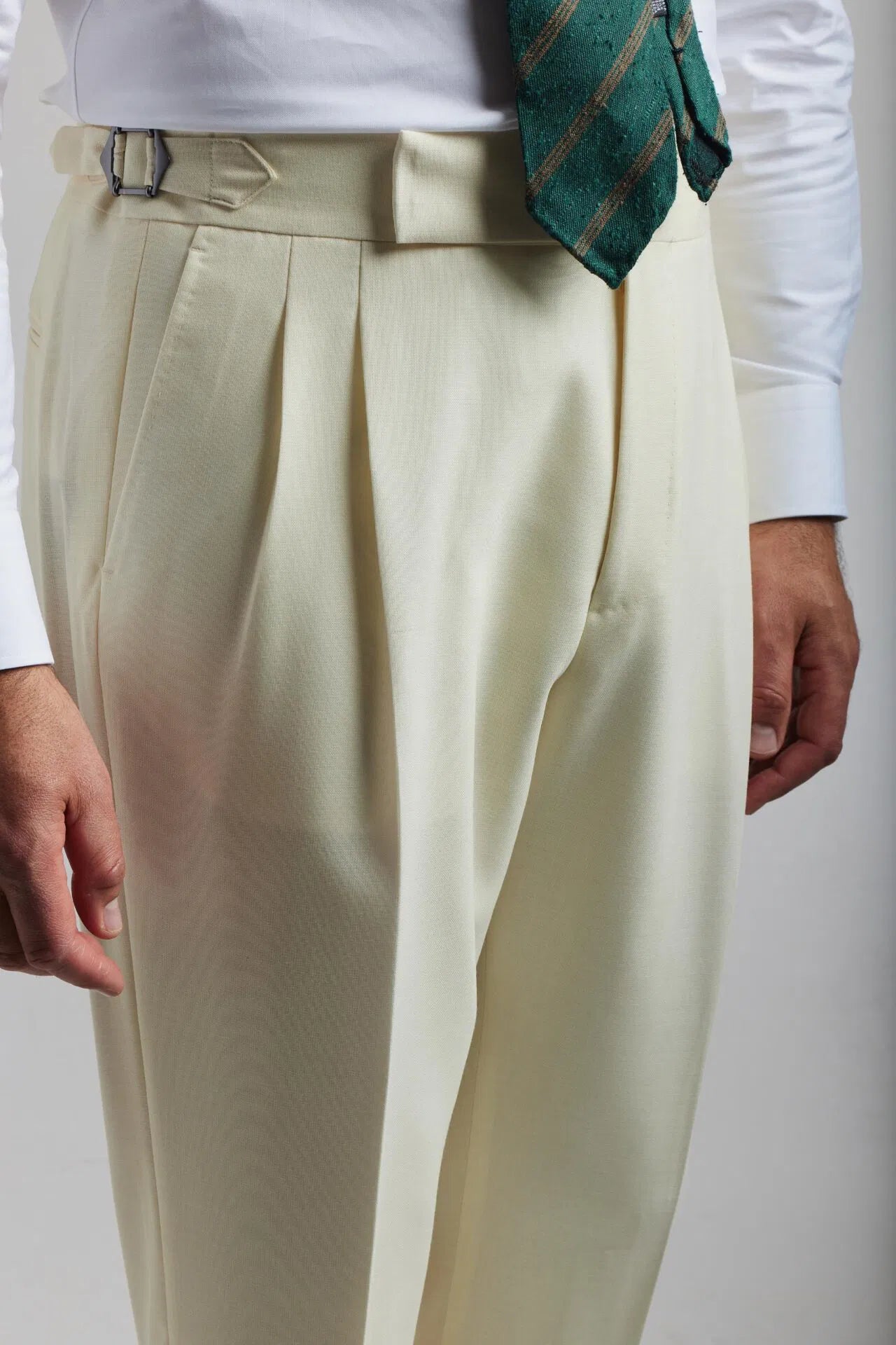 Kremowy garnitur dwurzędowy 4-ply
