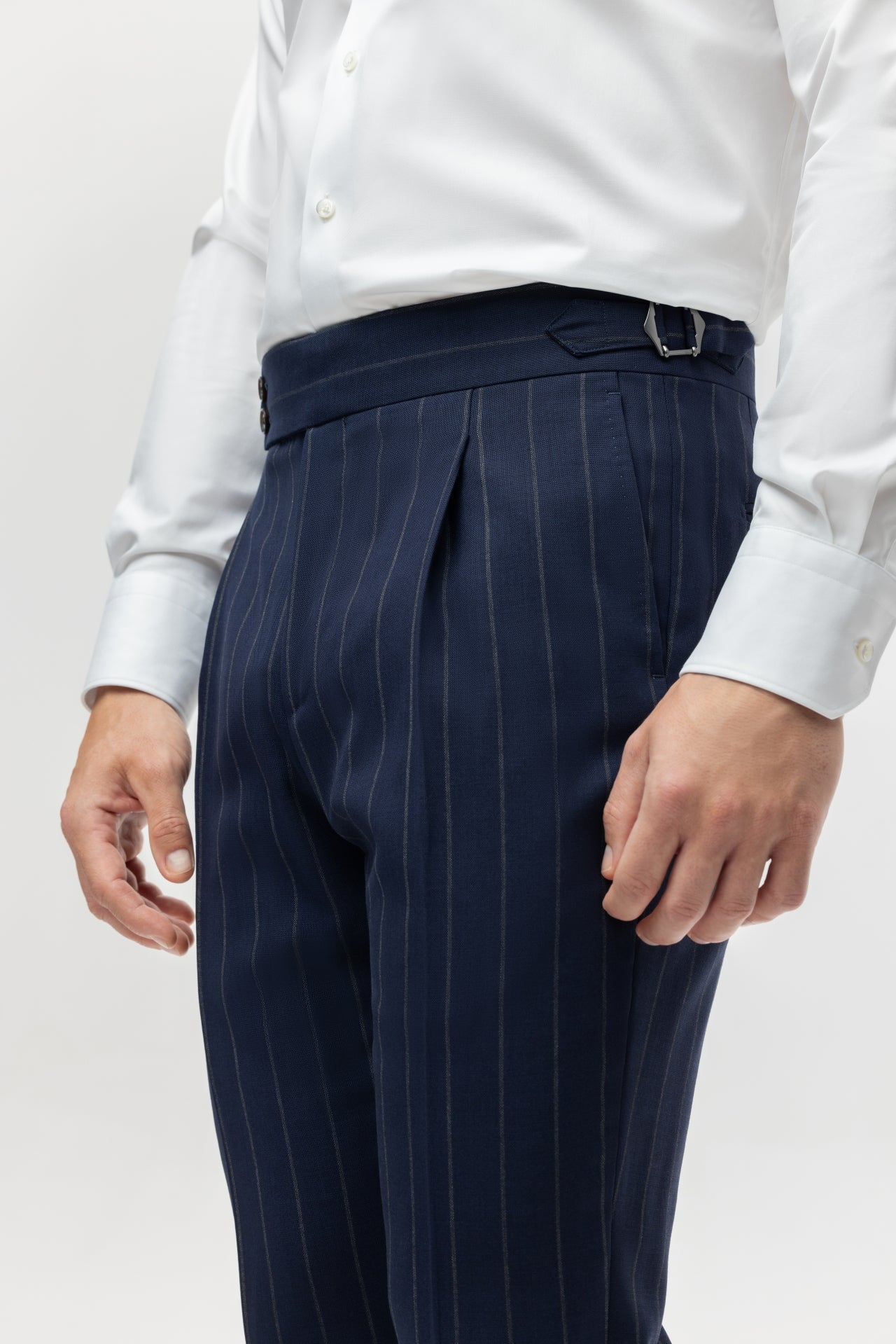 Costume bleu marine croisé à rayures fines 4 plis
