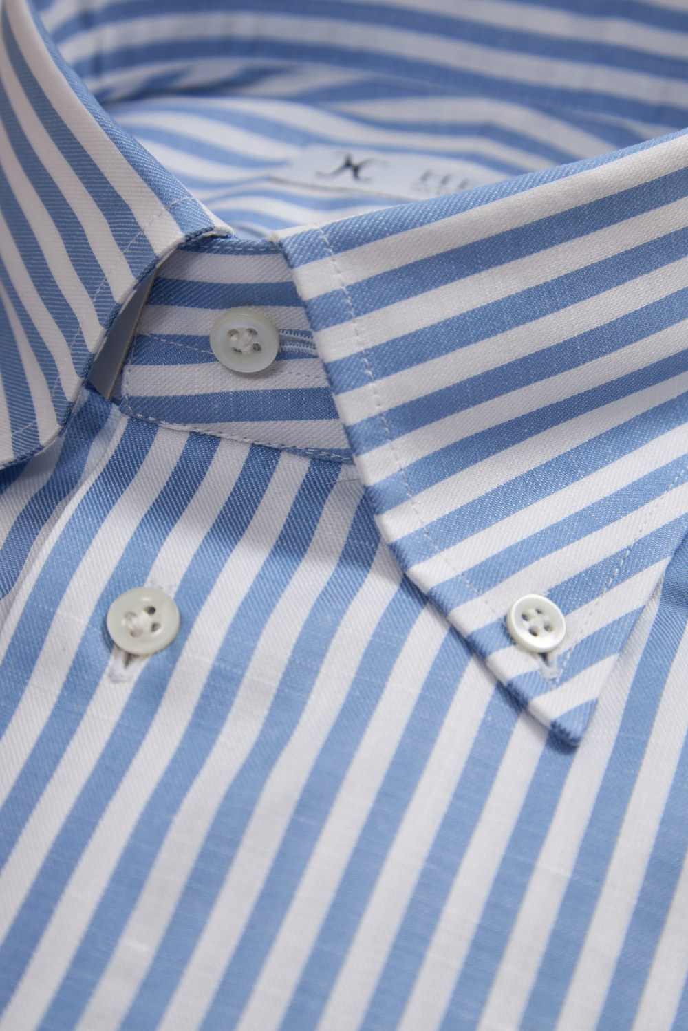 Linen striped shirt with a cutaway collar