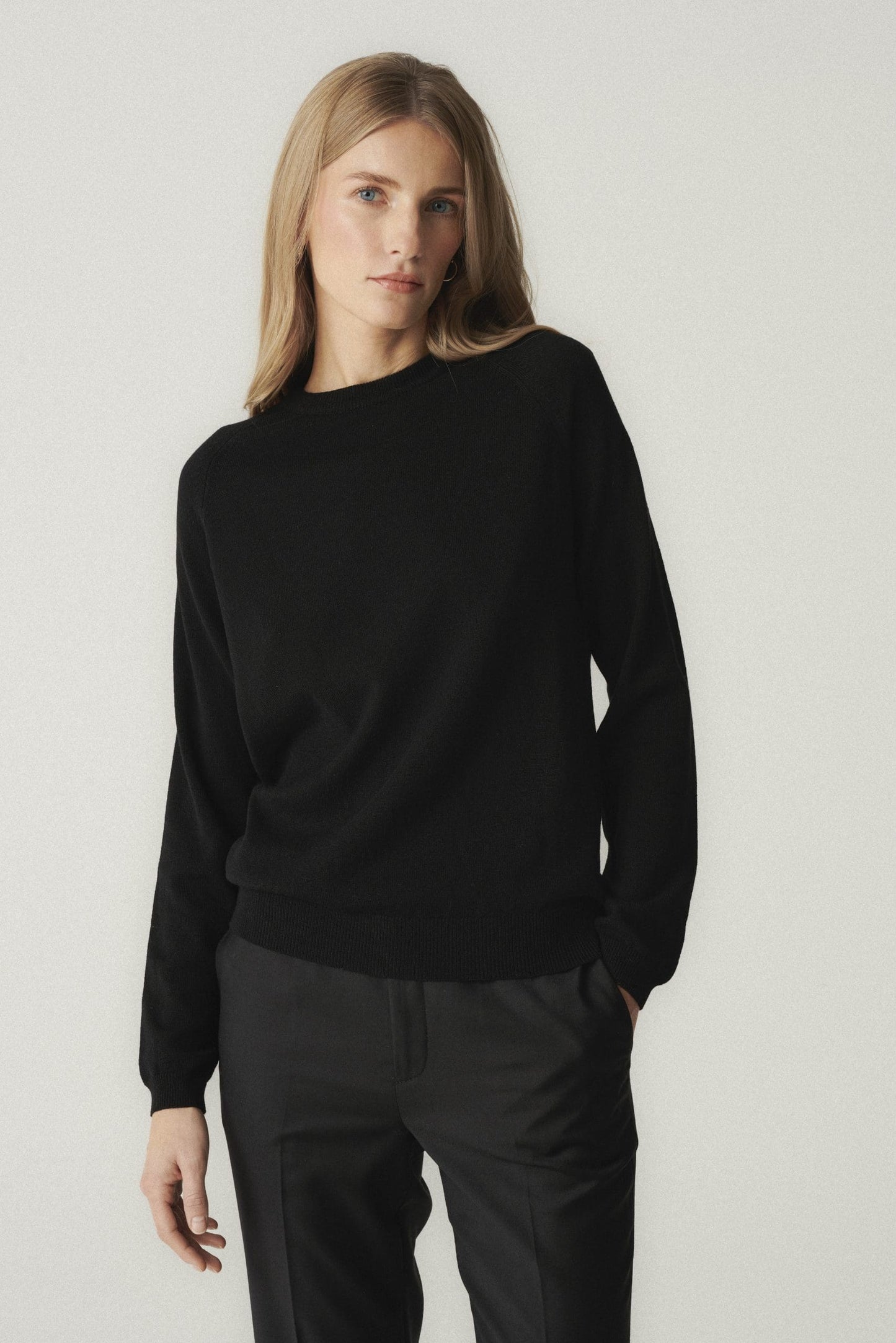 Czarny sweter damski