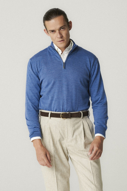 Niebieski sweter z zamkiem pod szyję