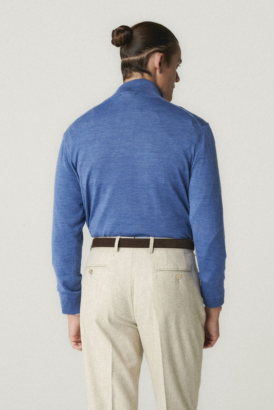 Niebieski sweter z zamkiem pod szyję