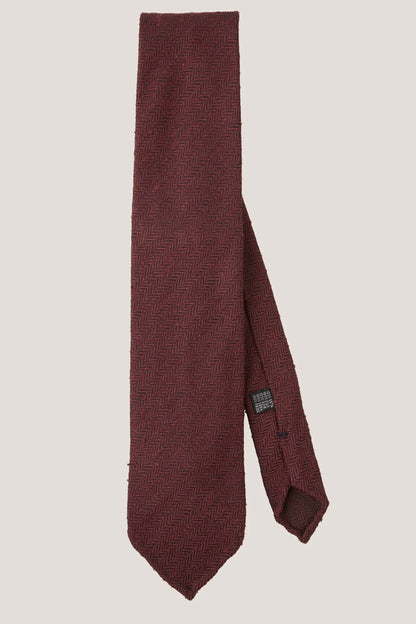 Cravate en soie shantung à chevrons bordeaux