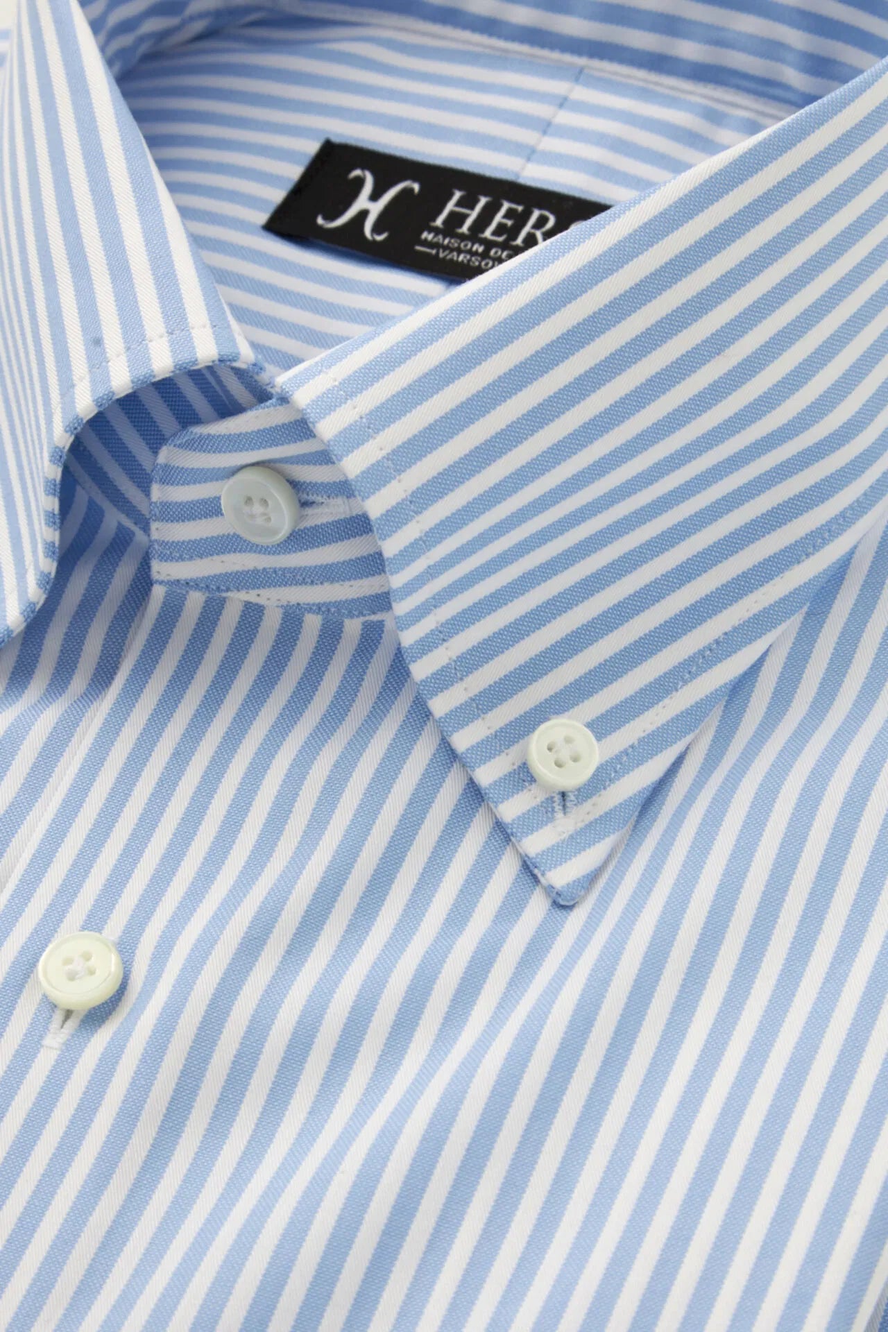 Błękitna koszula w prążek z kołnierzem button down