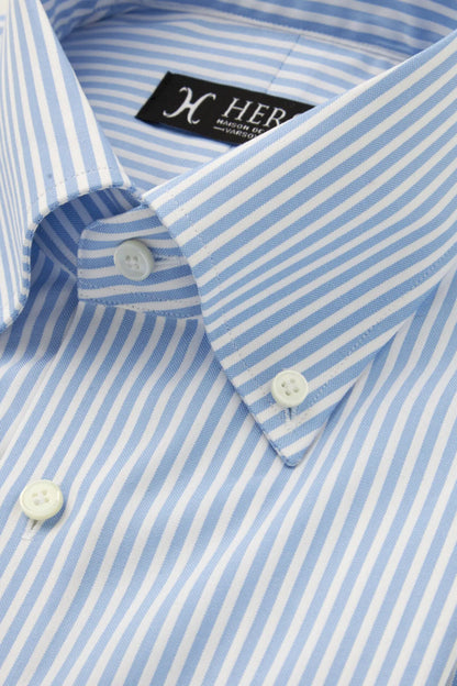 Błękitna koszula w prążek z kołnierzem button down