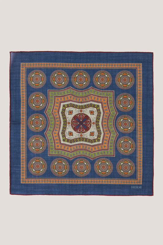 Pochette en laine et soie à médaillons