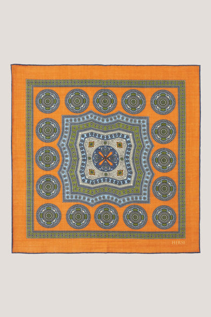 Pochette en laine et soie à médaillons