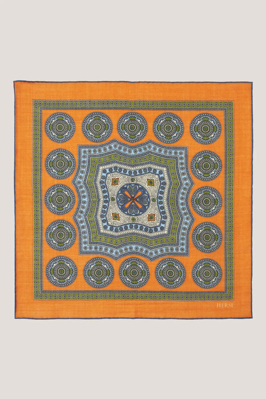 Pochette en laine et soie à médaillons