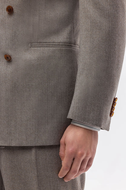 Beżowy dwurzędowy garnitur z flaneli Reda