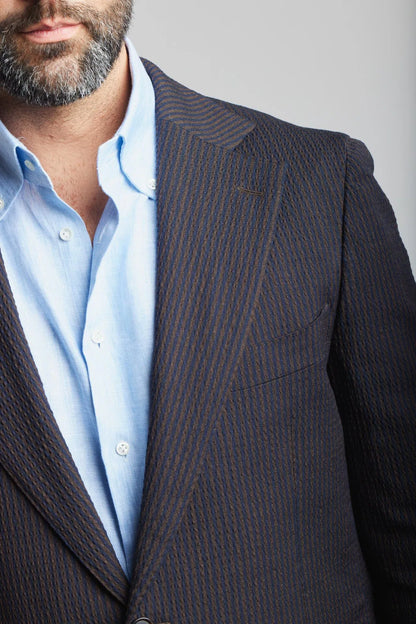 Costume en seersucker à fines rayures marron et bleu marine