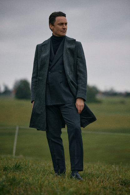 Grafitowy garnitur dwurzędowy z wełny