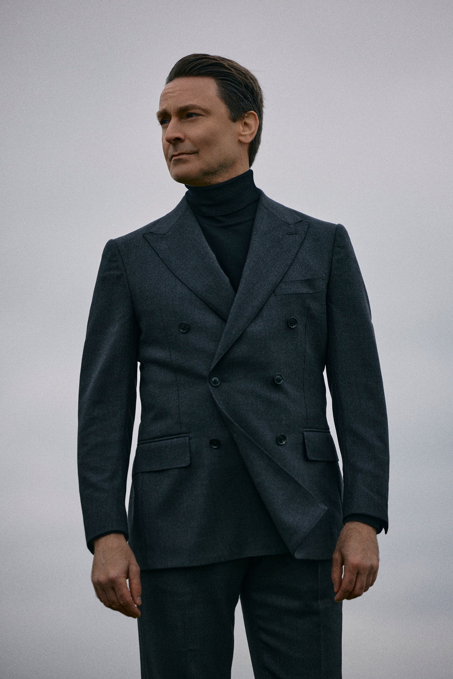 Grafitowy garnitur dwurzędowy z wełny