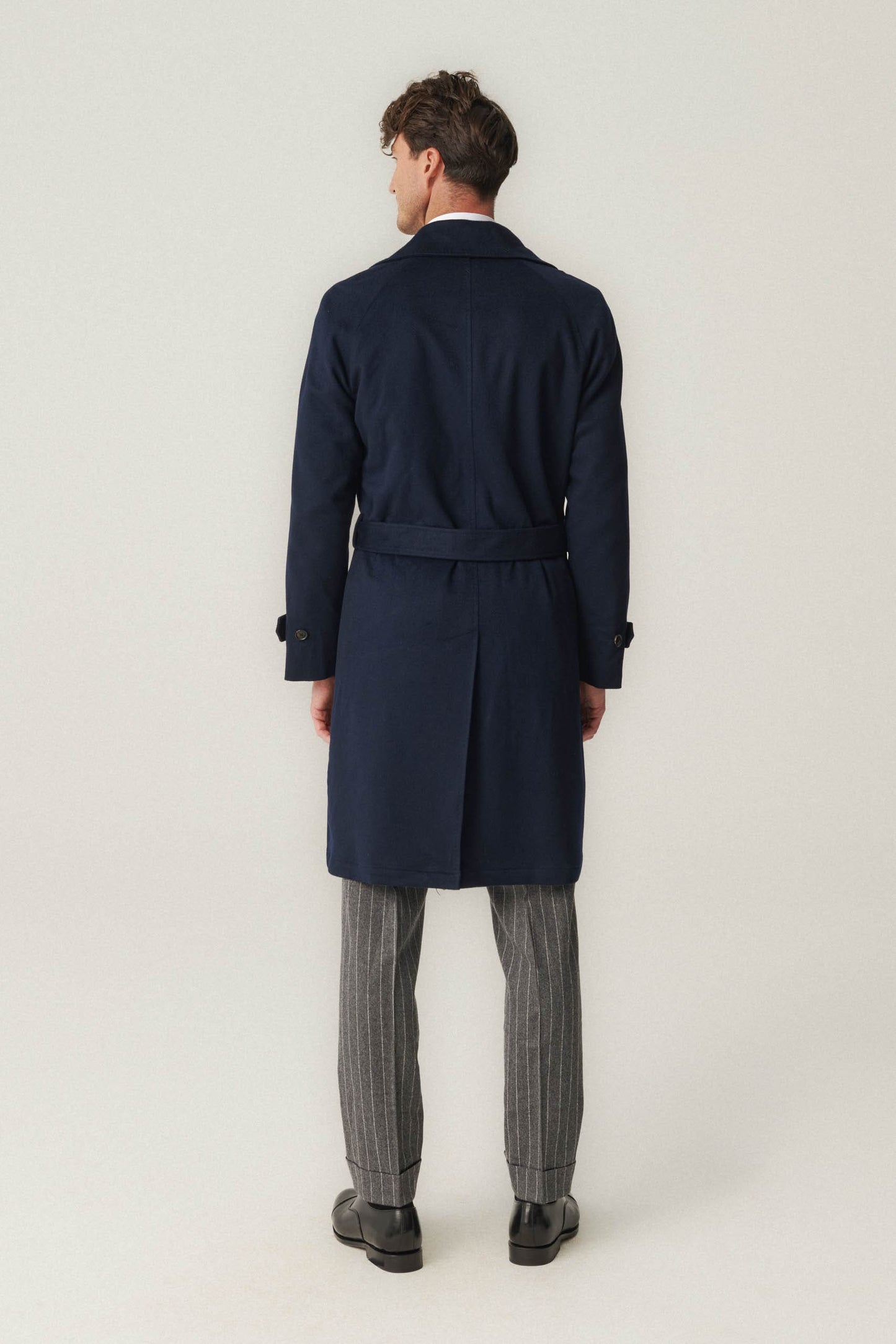 Granatowy wełniany płaszcz raglanowy