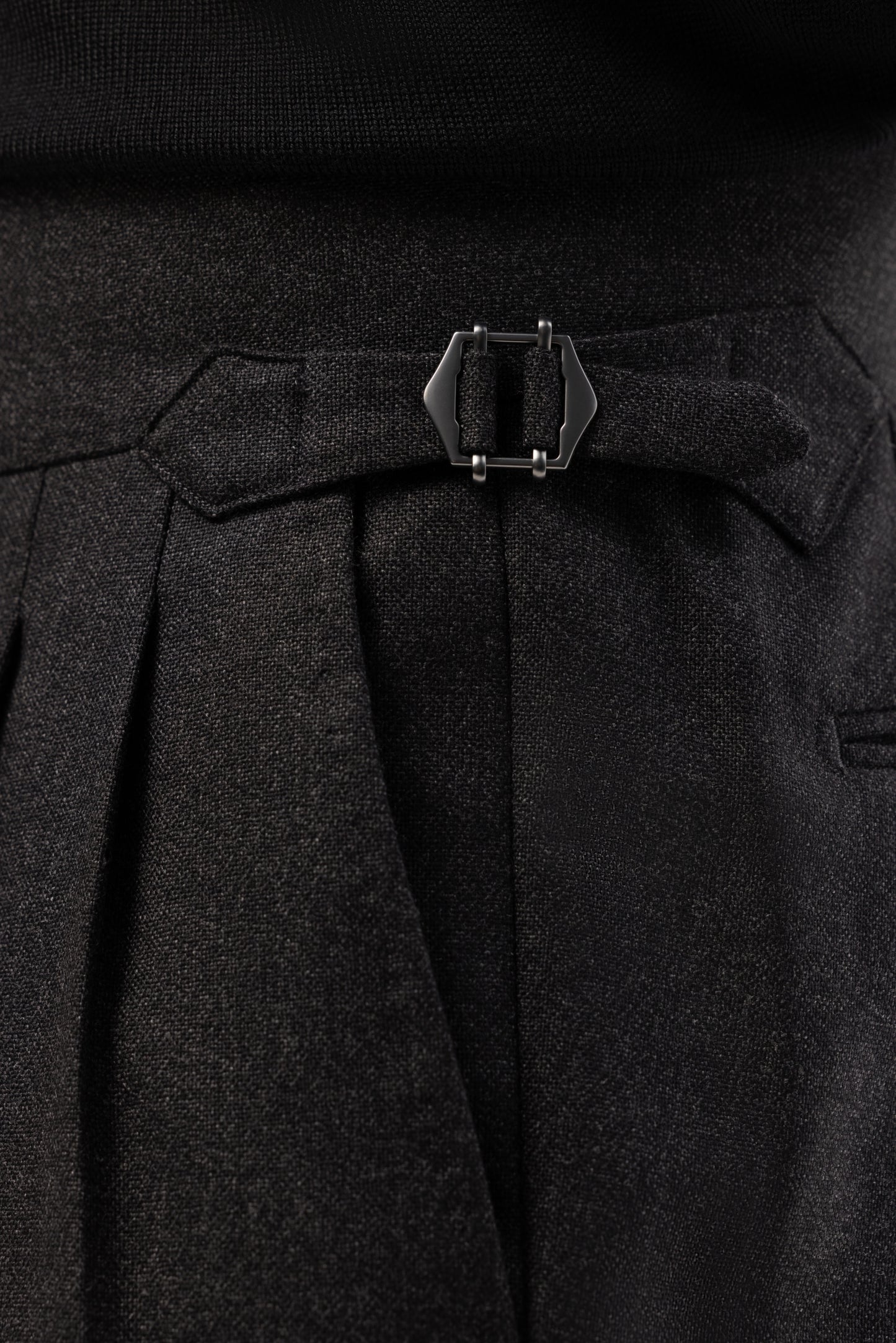 Grafitowy garnitur dwurzędowy z wełny