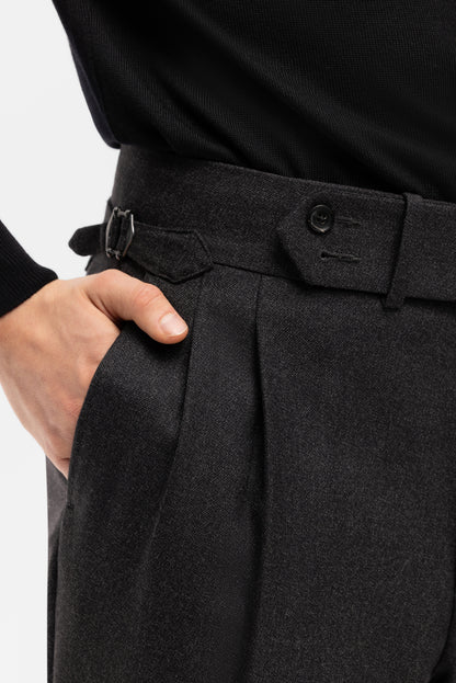 Grafitowy garnitur dwurzędowy z wełny