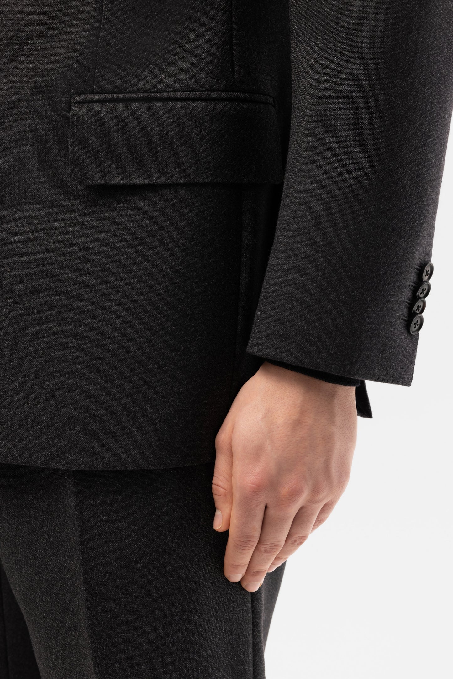 Grafitowy garnitur dwurzędowy z wełny