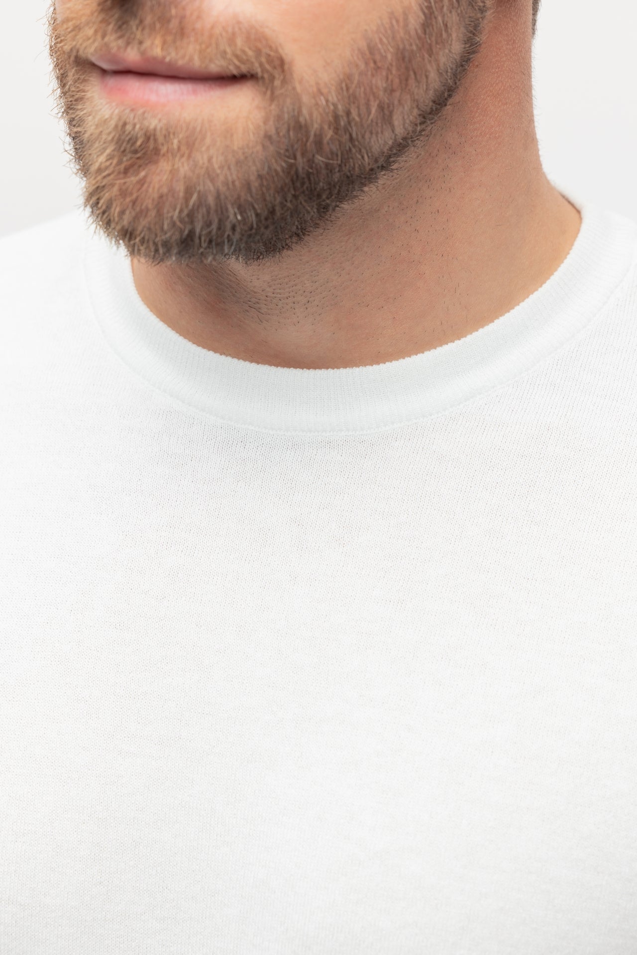 T-shirt blanc en tricot à col rond