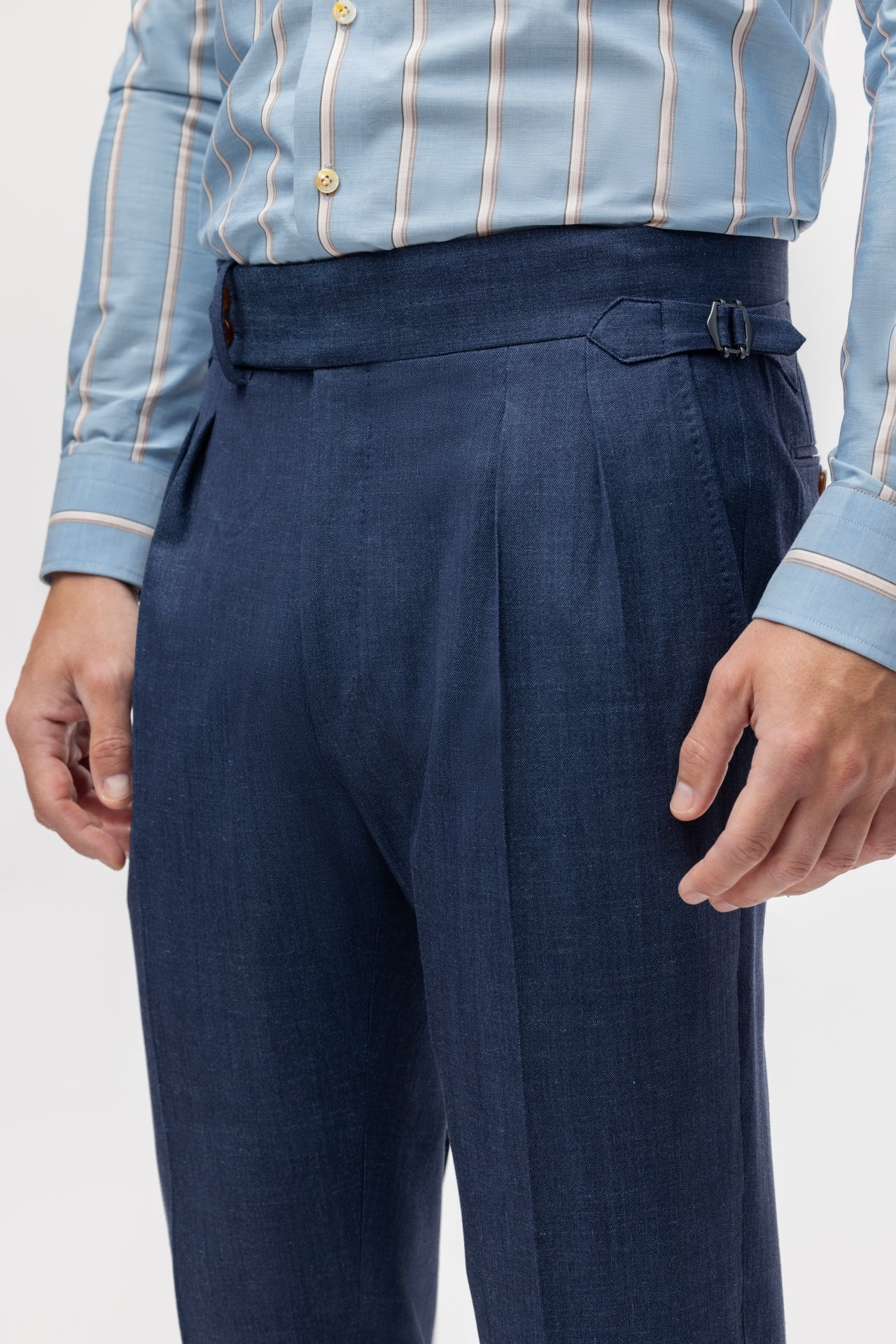 Granatowy wełniano-jedwabno-lniany dwurzędowy garnitur a la denim