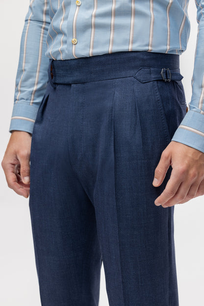 Granatowy wełniano-jedwabno-lniany dwurzędowy garnitur a la denim